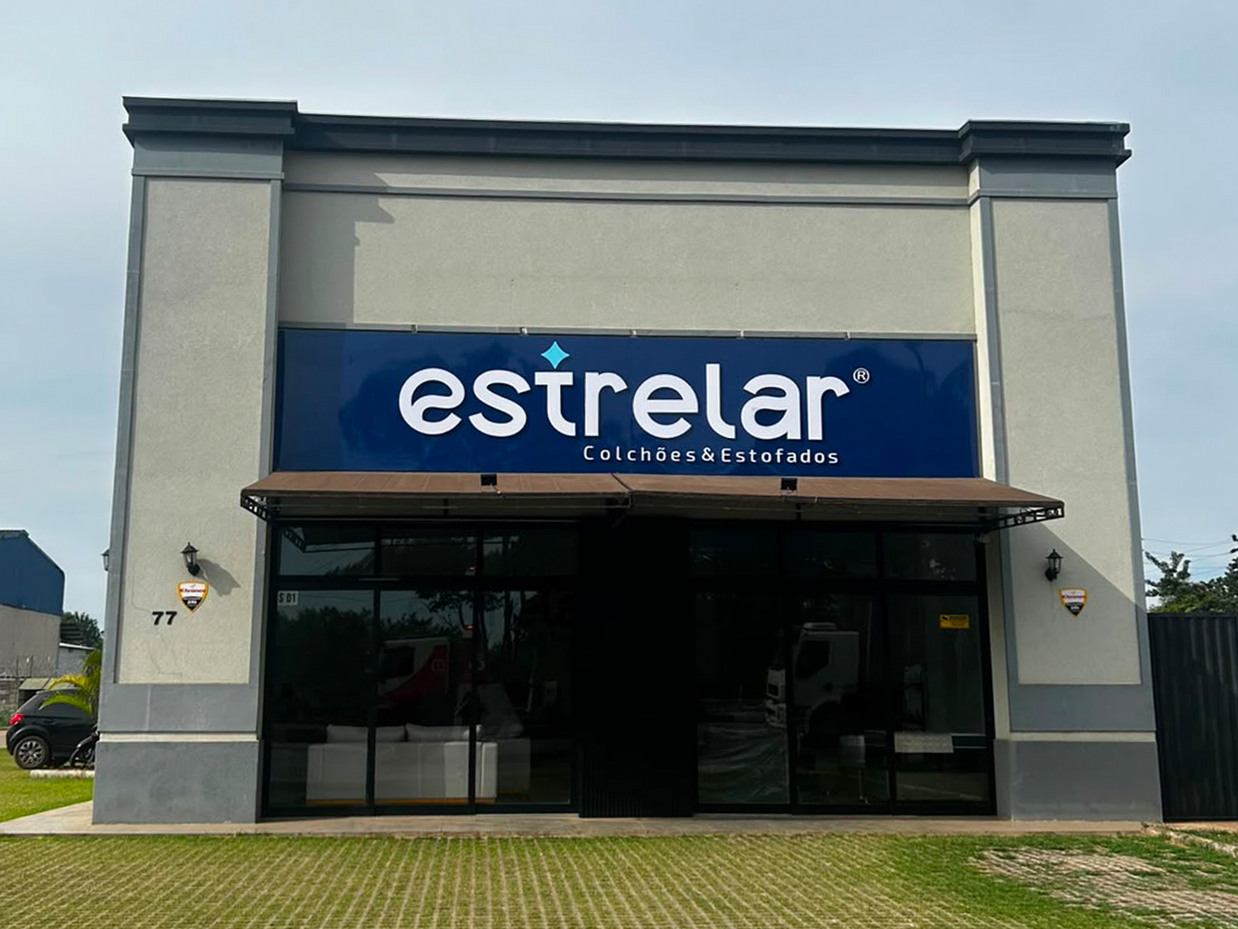 Ambiente de showroom com cama e produtos para o quarto